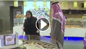 فيديو مثير.. رد فعل السعوديين على تحرش شاب بفتاة في مركز تجاري