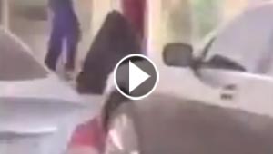 متسولة امام مركز تجاري تركب سيارة آخر موديل وتغادر.. شاهد
