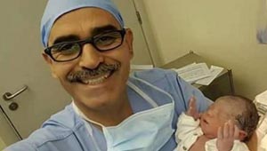 ولادة طفل ساعة الافطار رافعا يديه الى السماء.. صورة مدهشة