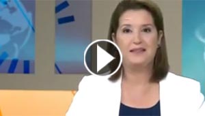  قطعة ورق على جبين مذيعة اخبار تسبب لها الحرج.. فيديو