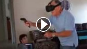 فيديو طريف.. الجد يواجه الاشباح في لعبة فيديو وحفيده يضحك منه