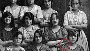 شبح يضع يده على كتف امرأة في صورة تعود لعام 1900