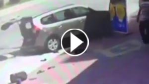  نجاة سائق من حادث مروع فور ترجله من مركبته.. فيديو