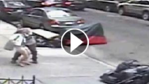 فيديو مقزز.. مختل يلاحق امرأة ويضع برازه في سروالها!