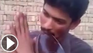 فيديو مؤلم.. ضرب شاب بالحذاء ووضعه في فمه لانه اخطأ الطريق!