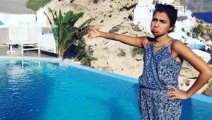 صور غير تقليدية لعروس بدون عريسها في شهر عسل.. امر من المر