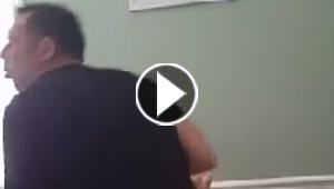 شاهد ما حل بالاب عندما غيّر حفاض طفله اول مرة