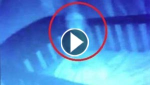  فيديو مثير.. شبح يزور طقلة في سريرها ويترك الام مصدومة!