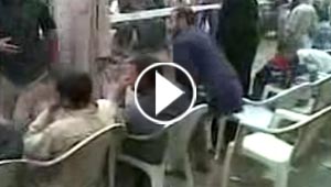شاب يوقع صديقه في مقلب محرج.. شاهد ما فعله