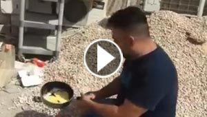 فيديو طريف.. عراقي يقلي البيض على الحصى من شدة الحر