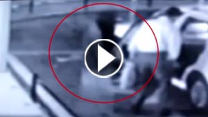  فيديو غريب.. شبح امرأة يلاحق رجلا في سيارة أجرة