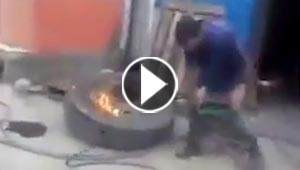 فيديو وصور.. انفجار اطار شاحنة يحرج عاملا بشكل مثير للضحك