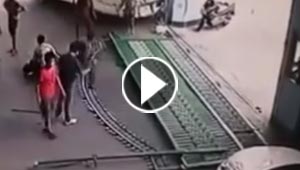 فيديو مأساوي.. نجا من حادث دهس فسقطت عليه بوابة وسحقته