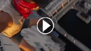 فيديو وصور اثارت الذعر: متهوّر القى بنفسه من أعلى مبنى 