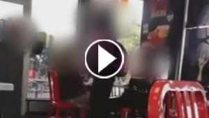 فيديو مضحك: مشاجرة بين فتاتين في مطعم وجبات سريعة