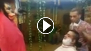  حلاق ينفذ مقلبا طريفا ومرعبا باحد زبائنه.. فيديو