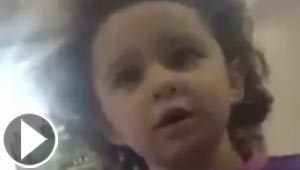 فيديو مذهل لطفلة سورية توبّخ امها لانها تتجمل بالماكياج