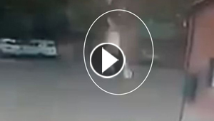 فيديو صادم.. صاعقة برق تصيب امرأة في الشارع وتطرحها ارضا
