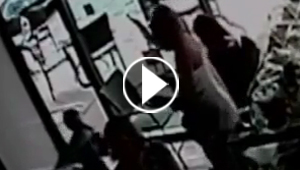 فيديو: نادلة تسقط في مقهى بطريقة غريبة بعد محاولتها فتح باب مكسور بظهرها 