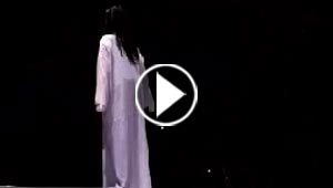 فيديو طريف.. كيف تصرف هؤلاء عندما شاهدوا فتاة تنتحر من مرتفع؟