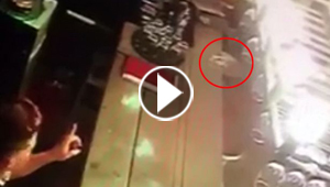 شبح يحرك الكؤوس في حانة للفت نظر النادلة ويثير ذعر روادها.. فيديو