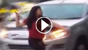  فيديو طريف: امرأة قوية تهاجم زوجها السكير في الشارع بالساطور