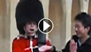 فيديو مضحك: حارس ملكي يصرخ بقوة بوجه سائح  حاول احتضانه!