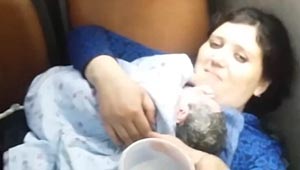 اغرب الولادات.. المخاض يداهم النساء الحوامل في اماكن غير متوقعة