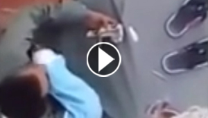 كاميرا مراقبة تفضح متسولا وهو يكشف عن غلته الوفيرة.. فيديو