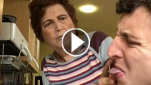 47 مليونا شاهدوا المقالب التي نفذها هذا الشاب بجدته! فيديو
