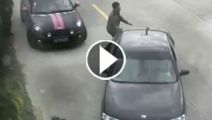 فيديو مثير.. غرق سيارة بالنهر بسبب اهمال سائق 