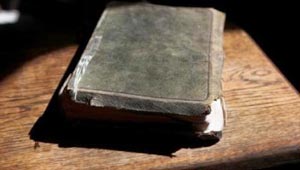  سر الكتاب الغامض الذي يقتل كل من بقرأه او حتى يلمسه!