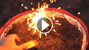 ماذا يحدث عندما تشعل 10 آلاف لعبة نارية في آن معا.. فيديو مثير