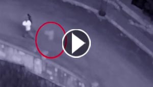 فيديو غريب.. شبح يلاحق زوجين اثناء سيرهما في الشارع ليلا