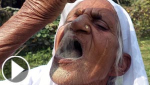 اغرب صور: عجوز هندية تأكل الرمل والحصى وتقول انه سر صحتها!