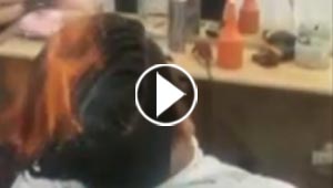 صاحب صالون يقص شعر زبائنه على نار هادئة.. فيديو