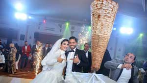  صور طريفة: عروسان مصريان يستبدلان تورتة الزفاف بـ (عامود شاورما)!