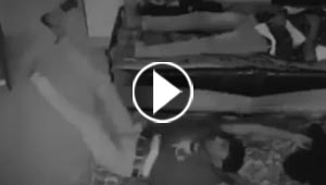  فيديو مرعب.. شبح يجر شابا من ساقيه وهو نائم!