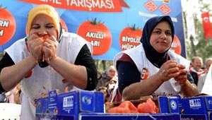 امرأة تركية تفوز بجائزة بعد ان اكلت 5 كغم من البندورة في 3 دقائق