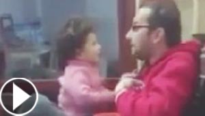 فيديو مضحك: طفلة تنادي والدها باسمه وترفض مناداته بابا