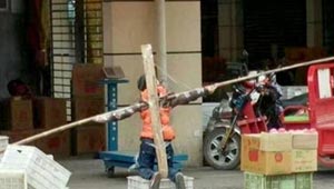 صورة صادمة.. رجل يصلب ابنه بسبب تقصيره في الواجبات المدرسية!