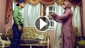 فيديو طريف.. طالب يبلغ والدته انه رسب بالامتحانات بطريقة مبتكرة