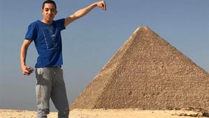 صور طريفة.. شاهد ماذا حدث لشاب اراد تعديل صورته على خلفية الاهرام