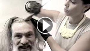 فيديو.. هكذا انقلبت حياة رجل مشرد بعد أن حلق ذقنه وقص شعره