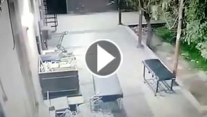 الفيديو الشبح.. نقالة مرضى تتحرك من تلقاء نفسها في باحة مستشفى!