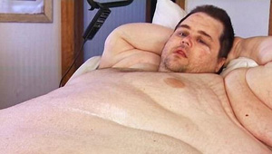 بالصور.. قصة شاب وصل وزنه 380 كيلو غرام بسبب أدمان الوجبات السريعة