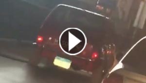 مصري يرى القانون بالشقلوب ويسير بسيارته على الرصيف لتجاوز الزحمة