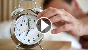  من التبوّل إلى الشمع والمسامير.. هكذا استيقظ الناس قبل المنبه! فيديو