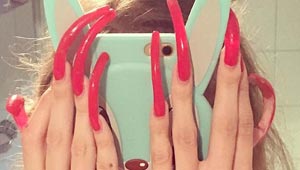 صور.. هكذا تبدو اظافر فتاة توقفت عن تقليمها منذ 3 سنوات
