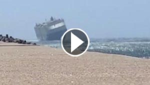 فيديو مرعب.. سفينة ركاب عملاقة تترنح بفعل الرياح العاصفة